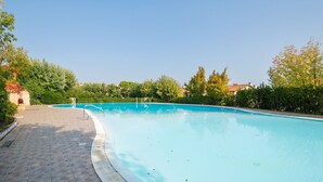 Outdoor pool - Beautiful Cottage in the Vineyard With Shared Pool (Polpenazze del Garda)