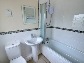 Combined shower/bathtub - Quaint Holiday Home in Bwlch-y-groes With Garden (Llanfyrnach)