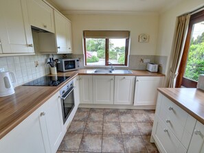 Microwave, oven, dishwasher, electric kettle - Quaint Holiday Home in Bwlch-y-groes With Garden (Llanfyrnach)