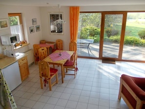 Dining - Sunlit Holiday Home near Town Center in Marlow (Marlow)
