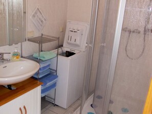 House | Bathroom | Shower, towels - Sunlit Holiday Home near Town Center in Marlow (Marlow)