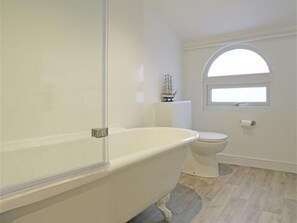 Combined shower/tub, towels - Hidden gem in the Centre of Aldeburgh on the Suffolk Coast (Aldeburgh)