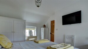 3 Schlafzimmer, individuell eingerichtet, Bettwäsche