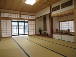 Desk - Aki Kokubunji Shukubou (Higashihiroshima)