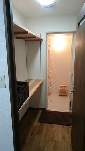 Gratis toiletartikelen, een haardroger, pantoffels, handdoeken