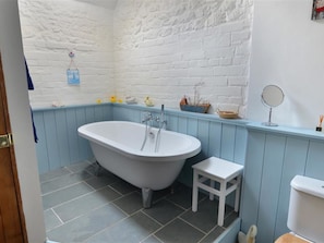 Bathtub, towels - Lovely Holiday Home in Docking near Beach (King's Lynn)