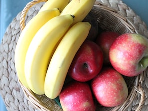 A wicker basket containing bananas and apples. - Charmante Wohnung mit Garten in Blowatz (Blowatz)