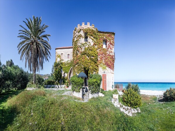 Villa | Exterior - Apartment in Santa Caterina by Private Beach (Santa Caterina dello Ionio)