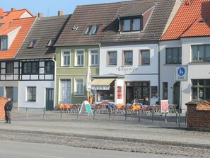 Apartment | Outdoor dining - Attractive Apartment in Wismar Germany near Beach (Wismar)