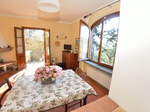 Cottage | Dining