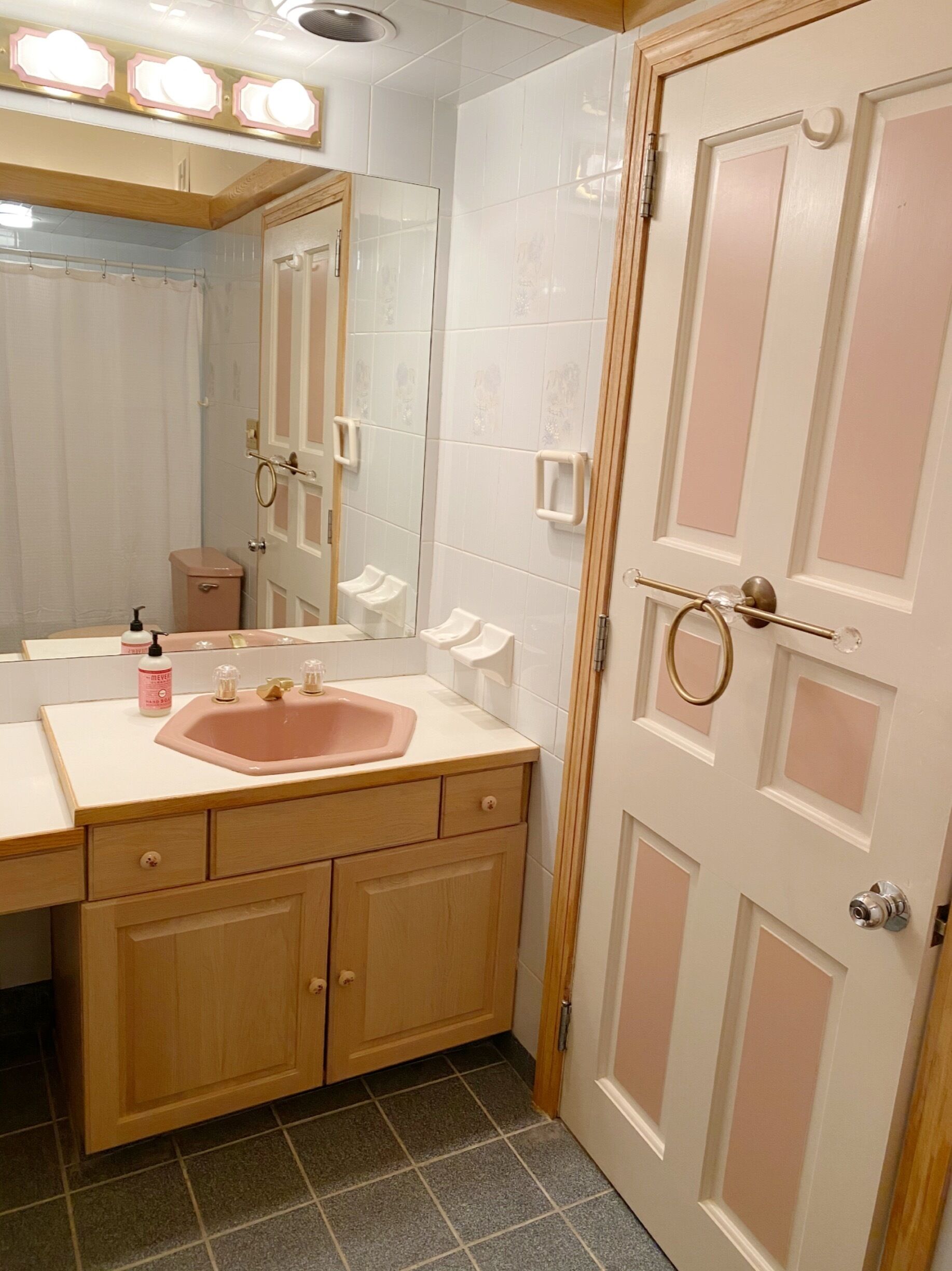 Ein Badezimmer mit Waschbecken, Spiegel und Toilette.