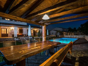 Vila | Piscina | Piscina interna, piscina externa