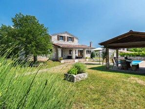 Villa | Exterior - Elegant Villa in Istria With Outdoor Pool (Tinjan)