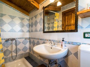 Villa | Bathroom - Elegant Villa in Istria With Outdoor Pool (Tinjan)