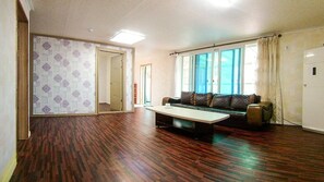 Group Room B | Living area | Flat-screen TV