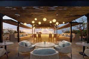 3 restaurants, breakfast served