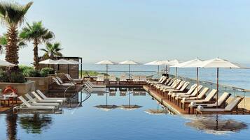 4 outdoor pools, free cabanas, pool umbrellas