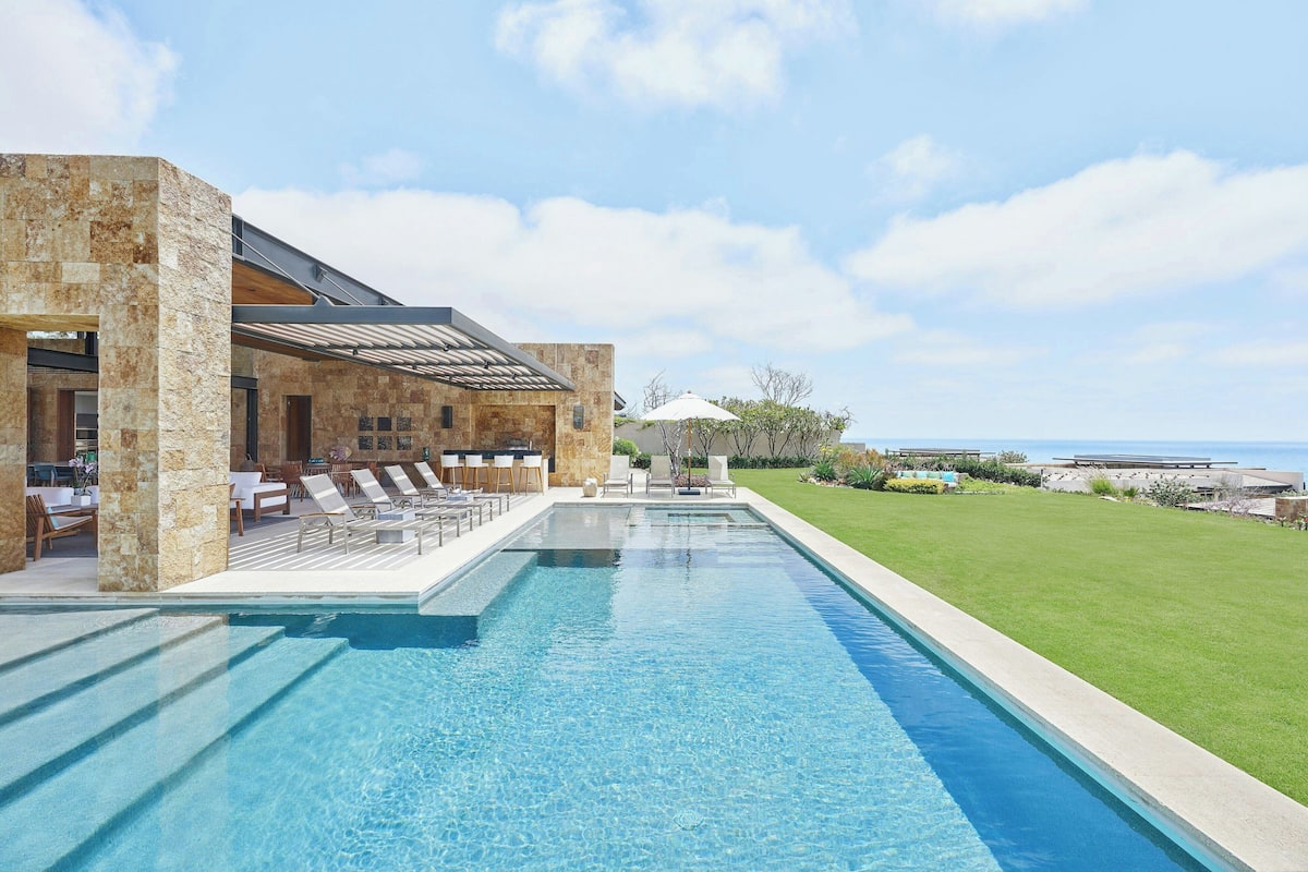 4 outdoor pools, free cabanas, pool umbrellas