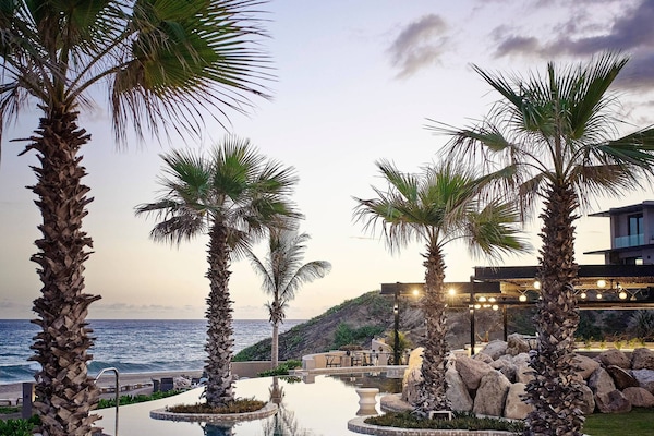 4 outdoor pools, free cabanas, pool umbrellas