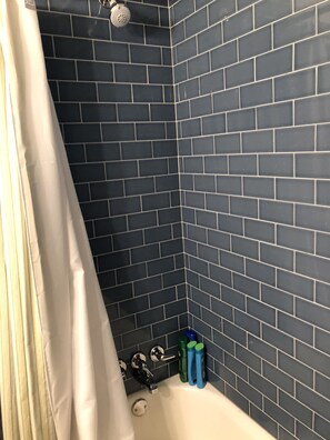 Combined shower/bathtub - Our Little Piece of Heaven (Edisto Island)