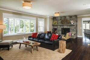 Smart TV, chimenea, reproductor de DVD y tenis de mesa 