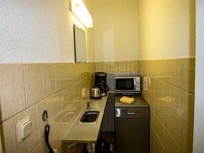 Fridge, microwave, dishwasher, electric kettle - Ferienwohnung Spatzennest - Ferienwohnungen Vogelsang (Kramerhof)