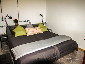 1 quarto, escrivaninha, Wi-Fi, roupa de cama