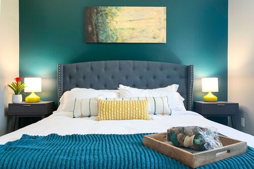 Stylish, New & Clean 1b apt w/ King Bed+Pool+Gym+Parking