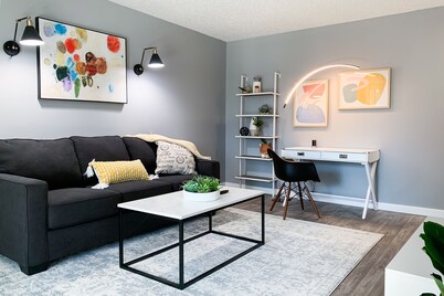 Stylish, New & Clean 1b apt w/ King Bed+Pool+Gym+Parking