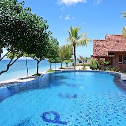 2 outdoor pools, pool loungers