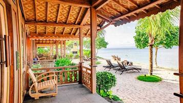 Grand Deluxe Bungalow Beachfront View - Twin Bed | Terraza o patio