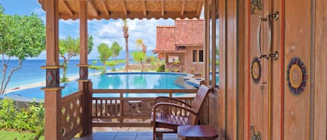 Deluxe Beachfront View | Terrace/patio