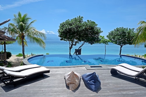 Blue Harbor Beachfront Villas & Resto