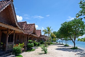 Terrace/patio - Blue Harbor Beachfront Villas & Resto (Penida Island)