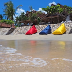 Di pantai, pasir putih, kerusi lepak pantai, tuala pantai
