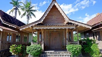 Deluxe Beachfront View | Premium bedding, individually decorated, individually furnished, desk