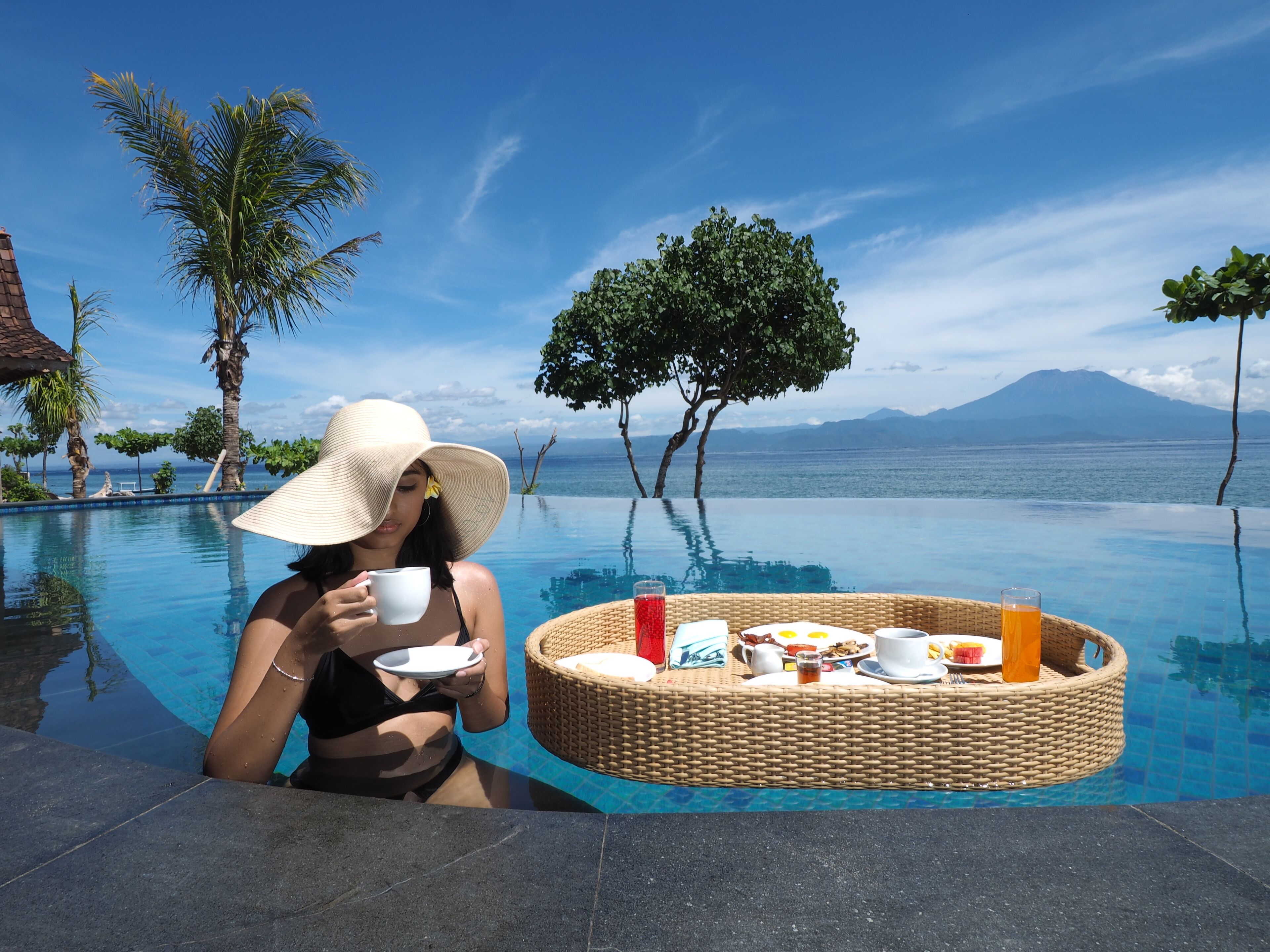 2 outdoor pools, pool loungers