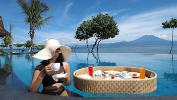 2 outdoor pools, pool loungers
