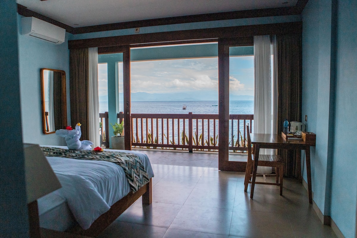Grand Deluxe Beachfront Upper Floor | Premium bedding, desk, laptop workspace, WiFi (free)