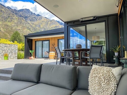 Modern 4 Bed 4 Bath home with spa and outdoor fireplace