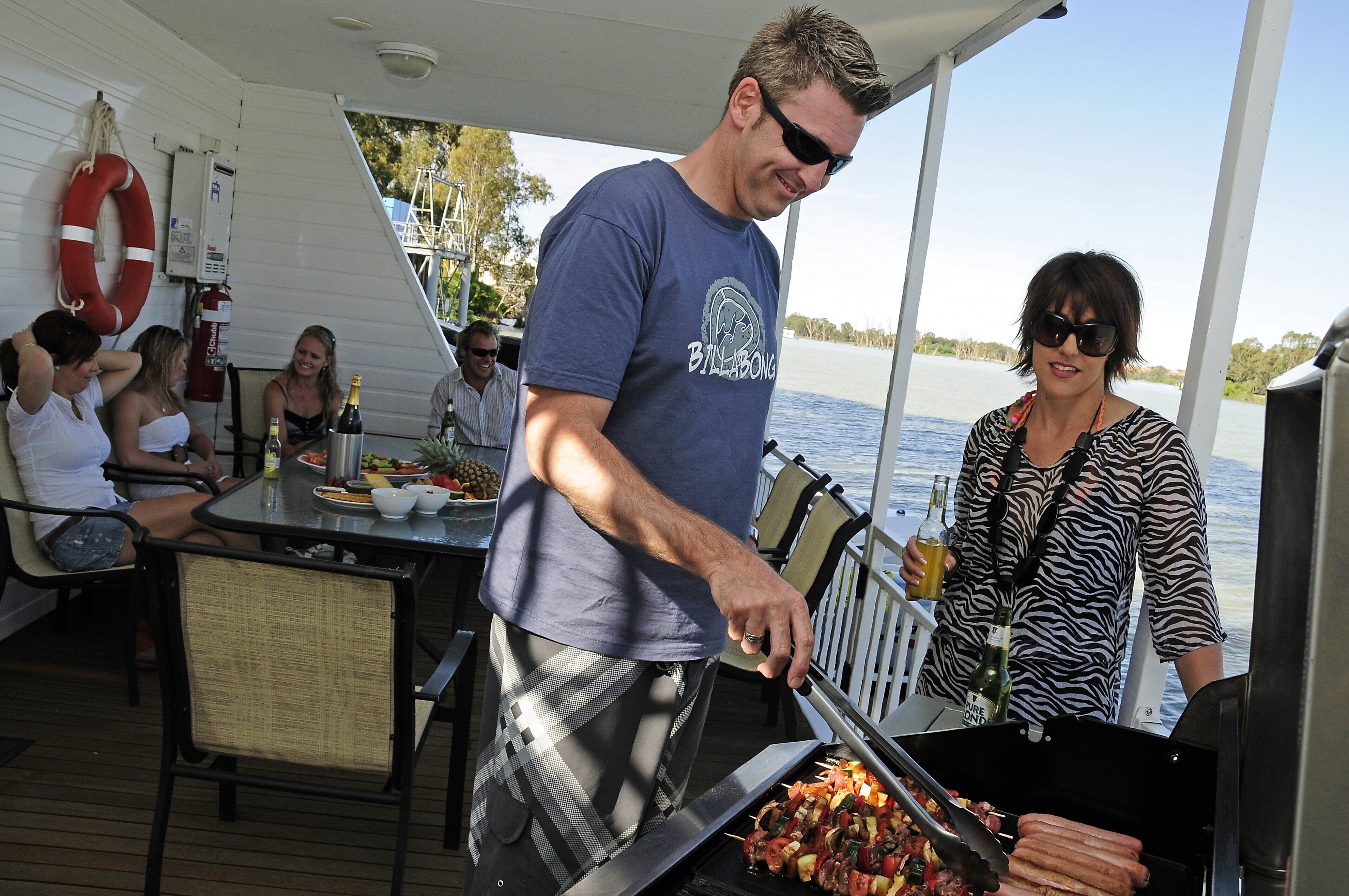 Moving Waters houseboat -moored accommodation — image 3