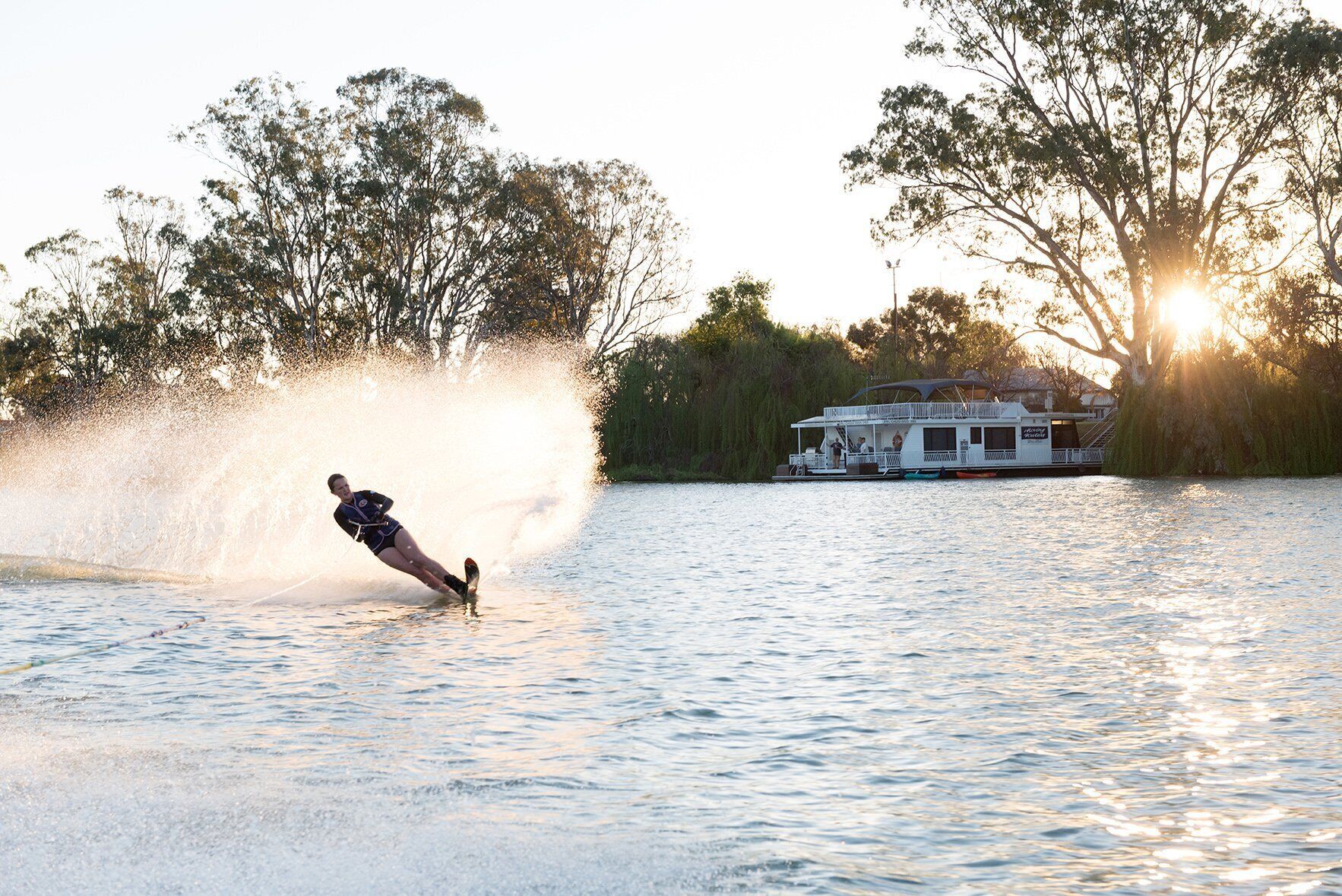Moving Waters houseboat -moored accommodation — image 6