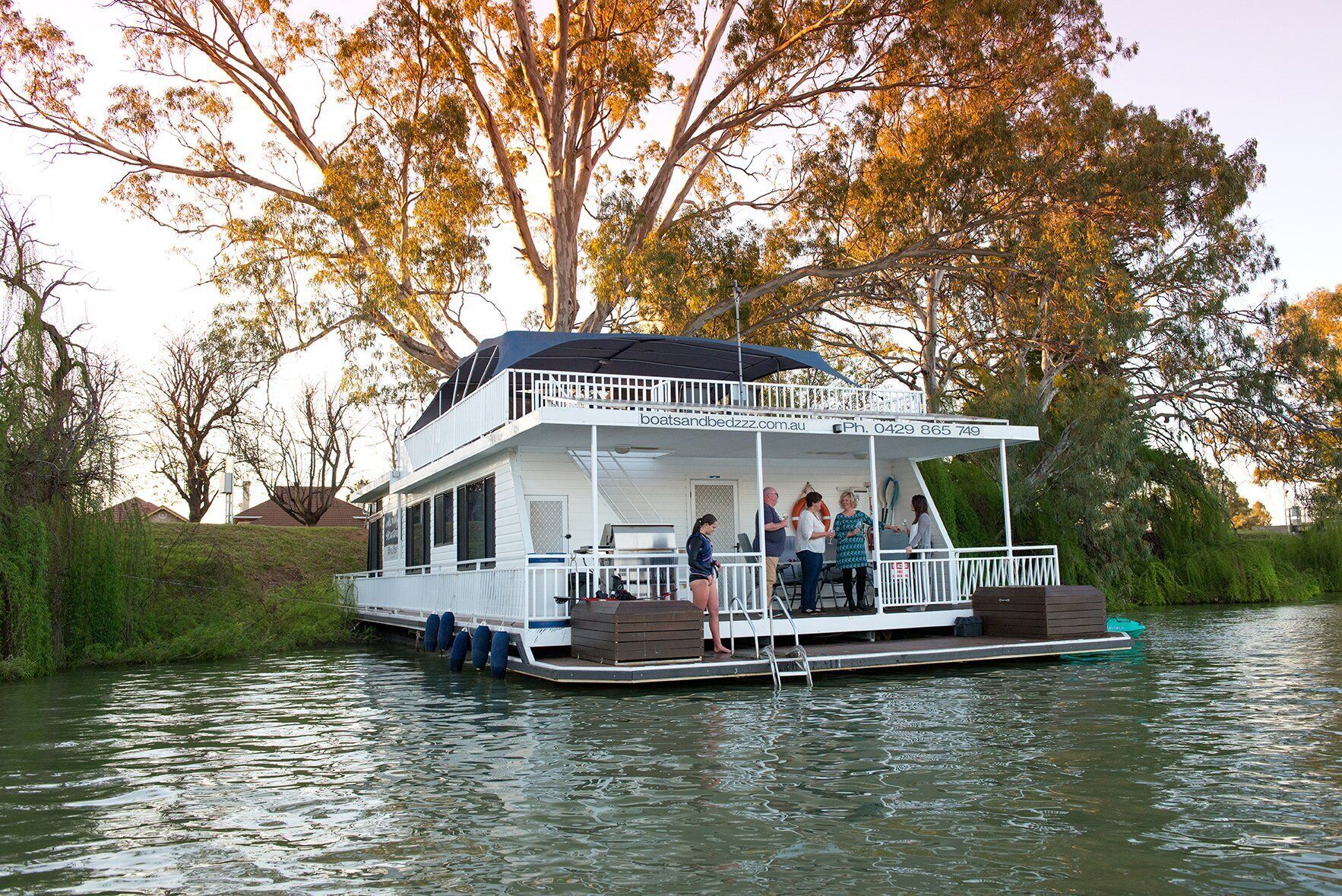 Moving Waters houseboat -moored accommodation — image 7