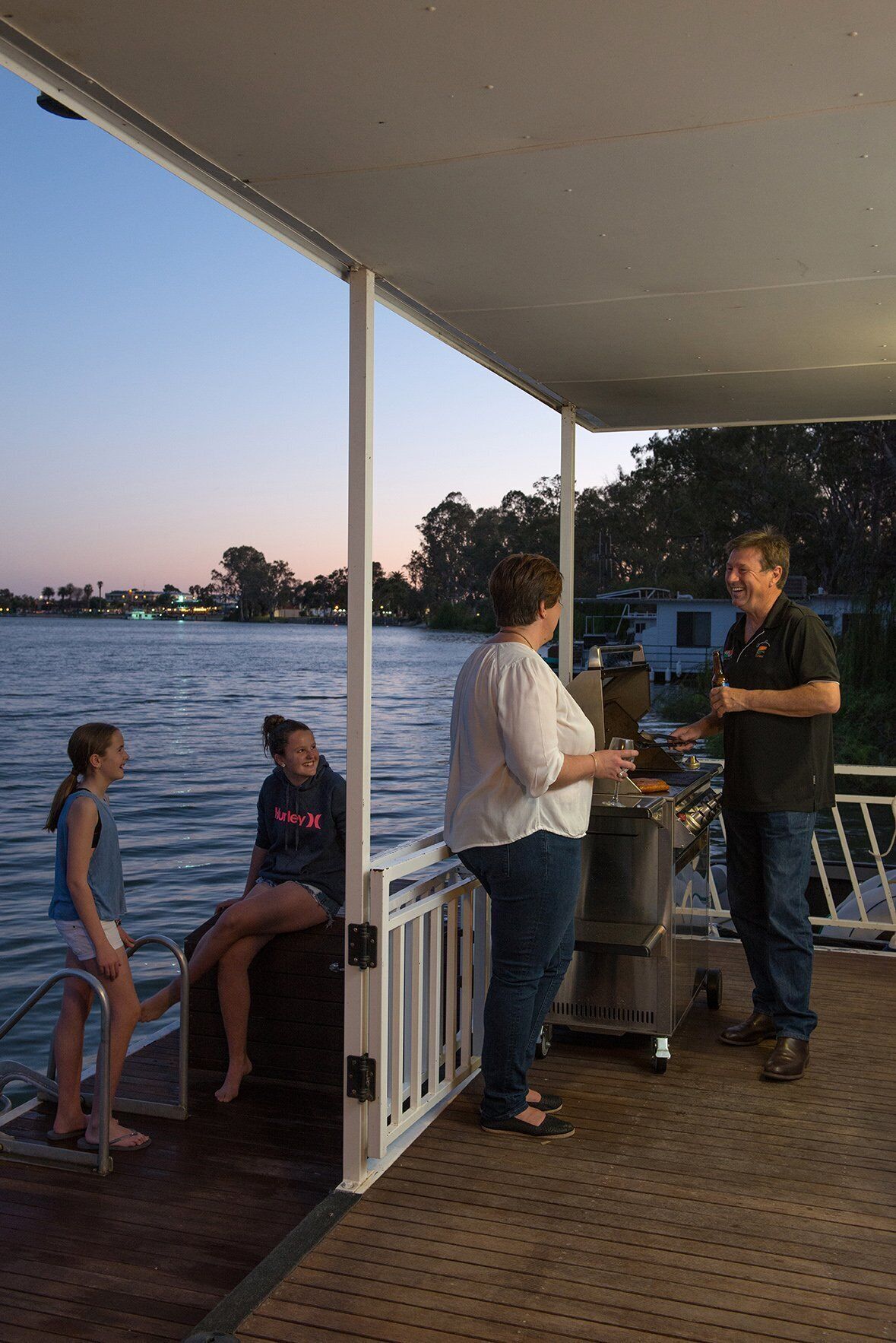 Moving Waters houseboat -moored accommodation — image 9