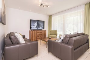 TV connectée, lecteur de DVD, table de tennis de table, chaßne hi-fi