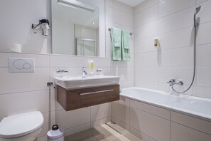 Baignoire, sĂšche-cheveux, serviettes fournies, savon