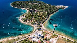 An aerial view of a coastal town with a central island, clear blue waters, and boats. - Superb Apartment in Murter with Hot Tub (Murter-Kornati)