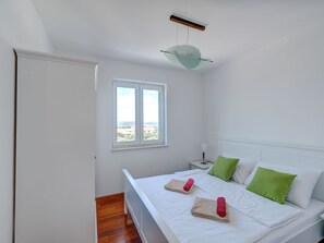 2 bedrooms, individually furnished, iron/ironing board, bed sheets - Superb Apartment in Murter with Hot Tub (Murter-Kornati)