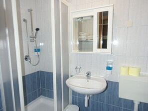 Apartment | Bathroom | Shower, towels