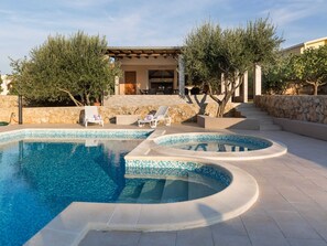 House | Balcony - Spacious Holiday Home With Swimming Pool (Razanac)